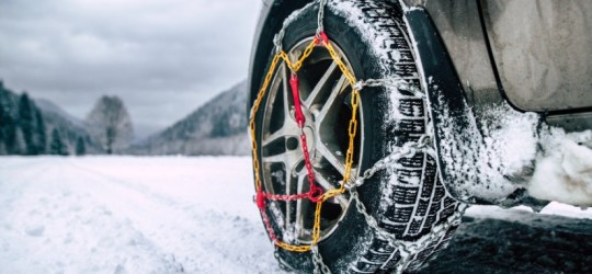 Met de auto op wintersport: de complete checklist 2025/2026 om boetes te voorkomen