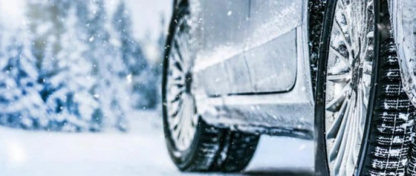 auto rijdend in de sneeuw