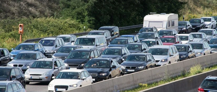 Drukke reisdagen in de zomer