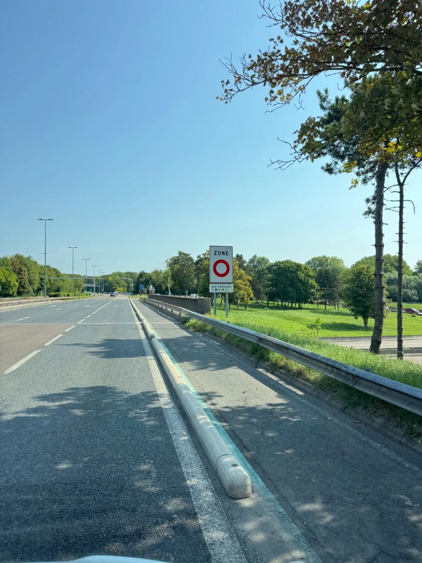 Frans verkeersbord ZONE met milieuzone-aanduiding langs de snelweg, waar een Crit'Air vignet verplicht kan zijn, gefotografeerd vanuit de auto door Wegenvignetten.nl
