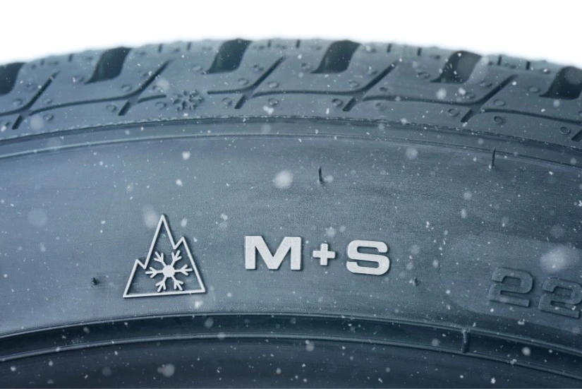 Zijkant van een winterband met het Alpine 3PMSF-symbool en M+S markering in reli&euml;f