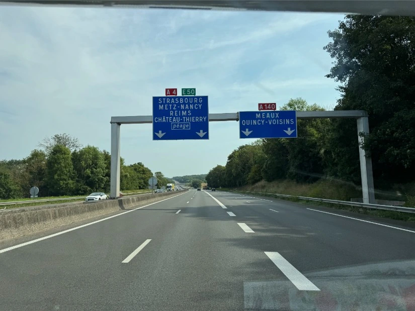 Franse snelweg A4/E50 met wegwijzers naar Strasbourg, Metz-Nancy, Reims en Ch&acirc;teau-Thierry met p&eacute;age-aanduiding, gefotografeerd vanuit de auto door Wegenvignetten.nl