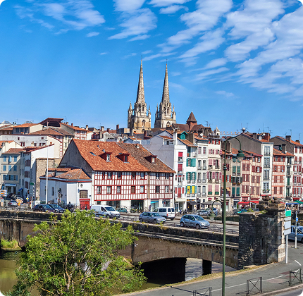 Luchtfoto van Bayonne met zicht op de binnenstad en kathedraal binnen de Franse milieuzone (ZFE)